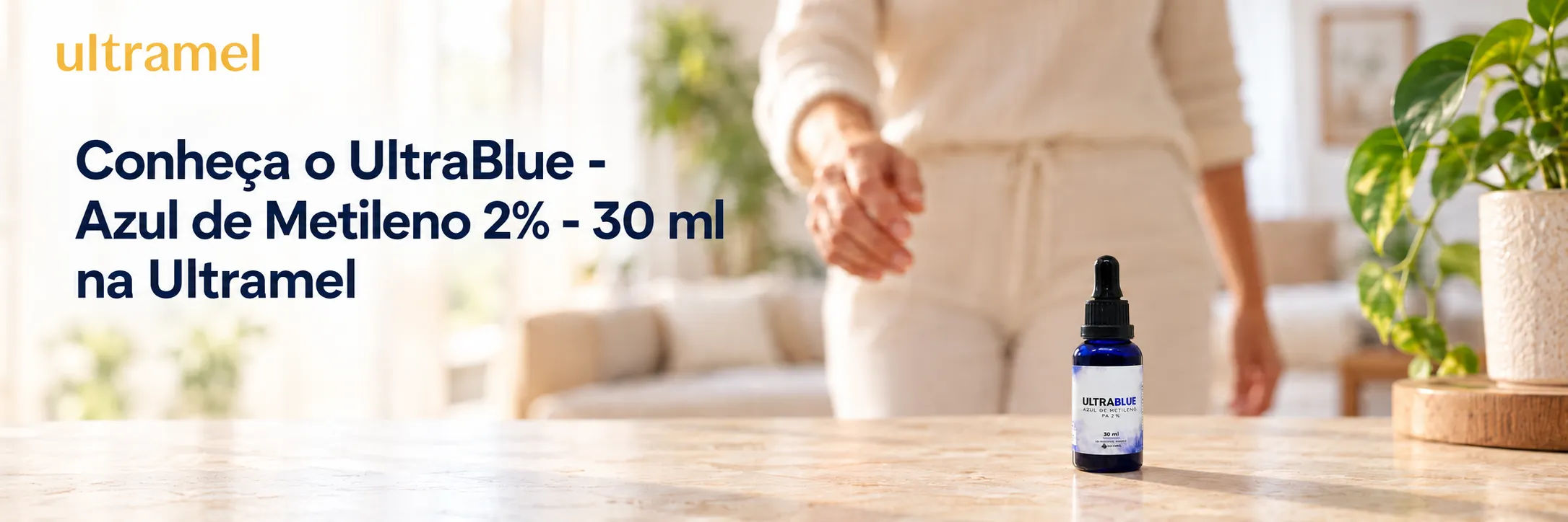 Frasco do UltraBlue, solução de Azul de Metileno a 2% em 30ml da Ultramel, posicionado sobre uma superfície de mármore em ambiente doméstico iluminado. Ao fundo, uma pessoa de roupa bege estende as mãos em direção ao produto.