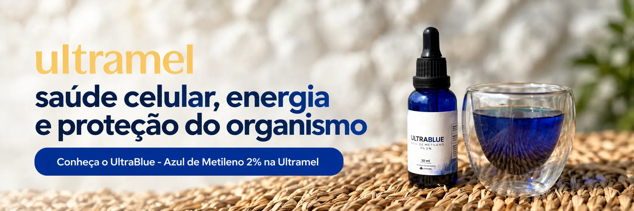 Mulher segurando um frasco conta-gotas do produto UltraBlue Azul de Patentine 2% ao lado de um copo com líquido azul sobre uma mesa de madeira. O produto é apresentado em um ambiente doméstico iluminado, com frutas e plantas ao fundo.