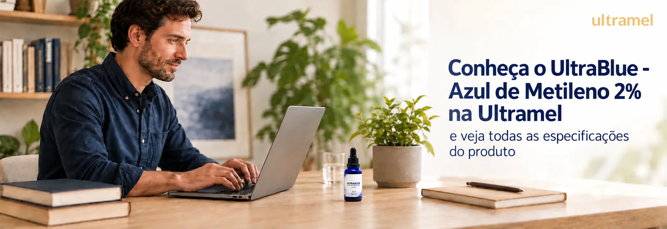 Homem de camisa azul escura trabalhando no notebook em uma mesa de madeira, com um frasco do UltraBlue Azul de Metileno 2% da Ultramel ao lado. Ao fundo, plantas e livros compõem um ambiente de home office iluminado e organizado.