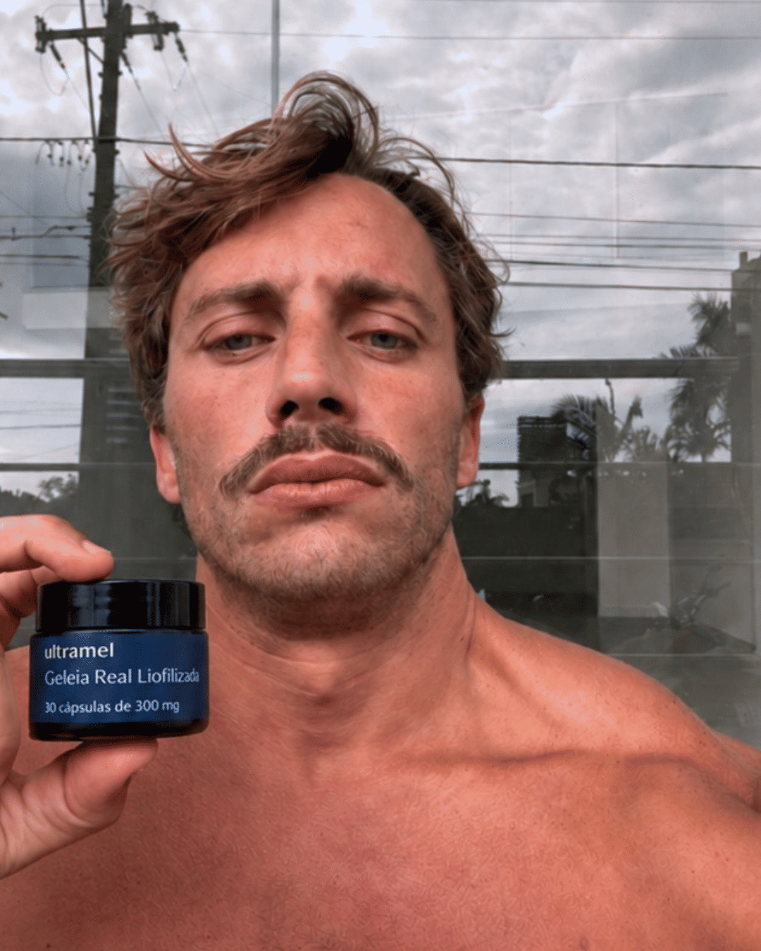 Homem com Geleia Real Ultramel