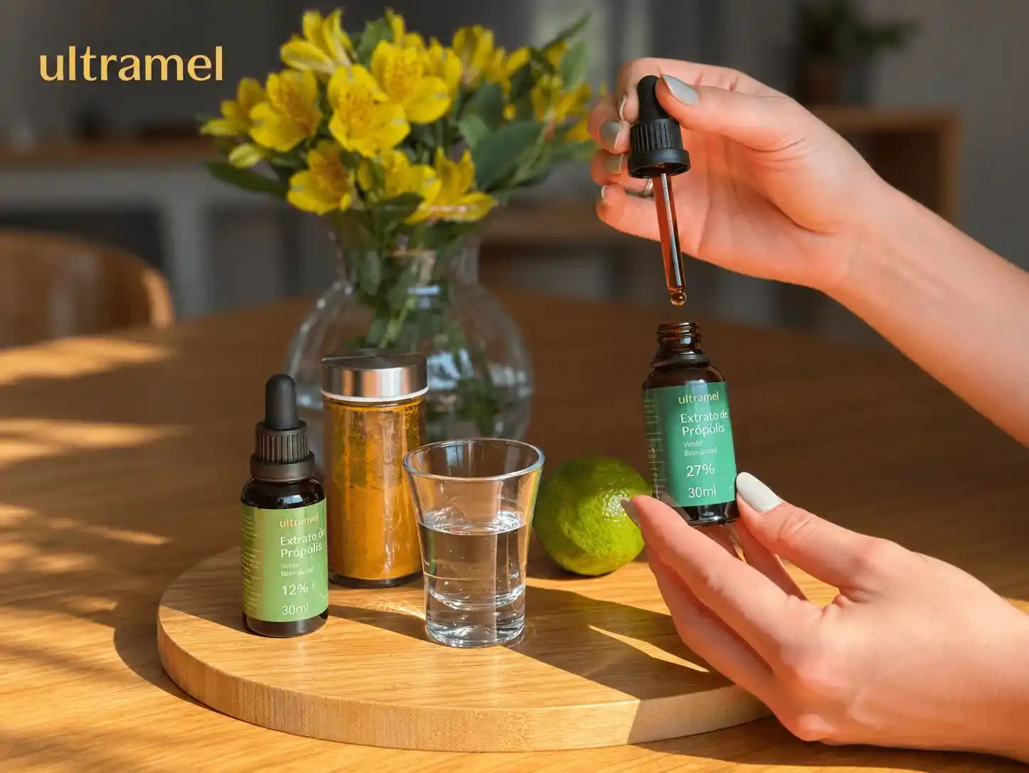 Três embalagens de extrato de própolis da Ultramel — nas versões base álcool 30%, vermelha base álcool e aquoso verde 11% — dispostas sobre uma mesa de madeira em ambiente externo com plantas ao fundo.