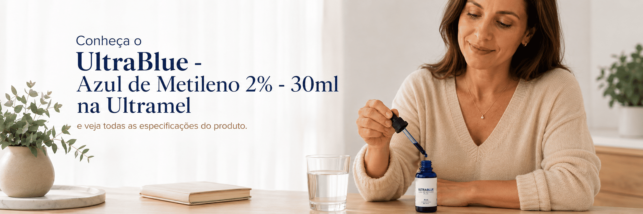 Mulher sorridente utilizando um conta-gotas do UltraBlue Azul de Metileno 2% 30ml da Ultramel sobre um copo com água, demonstrando como usar o produto. Ao fundo, um ambiente clean com livro, planta e iluminação natural.