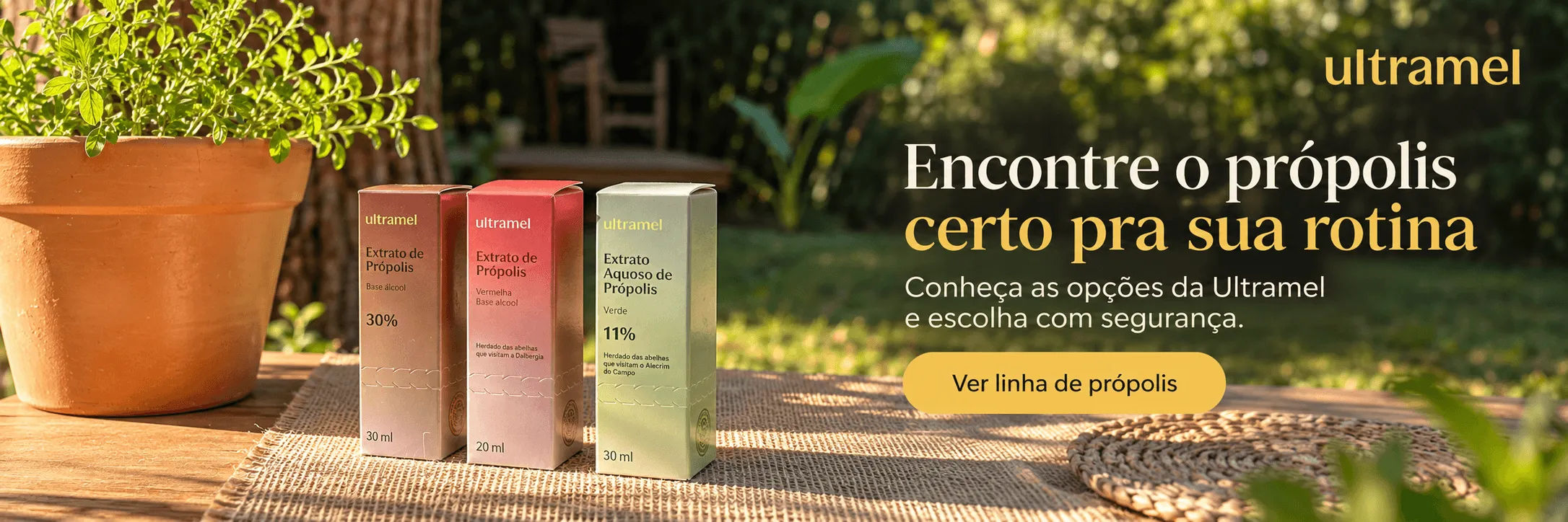 Três embalagens de extrato de própolis da Ultramel — nas versões base álcool 30%, vermelha base álcool e aquoso verde 11% — dispostas sobre uma mesa de madeira em ambiente externo com plantas ao fundo.