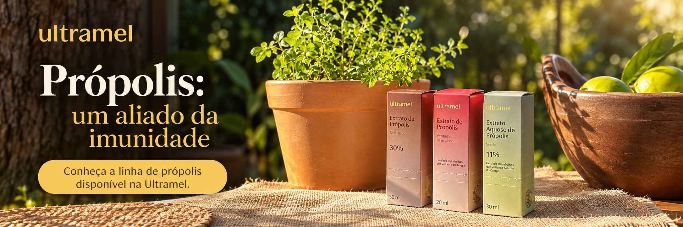 Três embalagens de Extrato de Própolis Ultramel — base álcool 30ml, vermelha base álcool 20ml e extrato aquoso verde 11% 30ml — dispostas sobre juta rústica ao lado de um vaso de ervas e uma tigela de madeira com frutas cítricas. A cena remete a um ambiente natural e saudável, reforçando os benefícios da própolis para a imunidade.