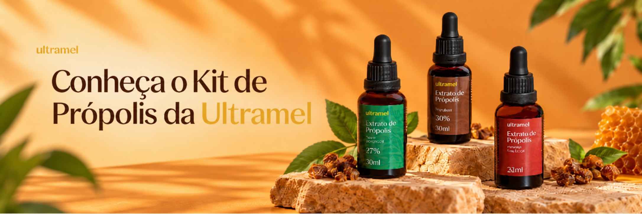 Três frascos de Extrato de Própolis da Ultramel, nas versões verde (27%), marrom (30%) e vermelha, dispostos sobre pedras naturais com mel em favo ao fundo. Os produtos de 30ml são apresentados em embalagens tipo conta-gotas, cercados por grãos de própolis bruta e folhas verdes.