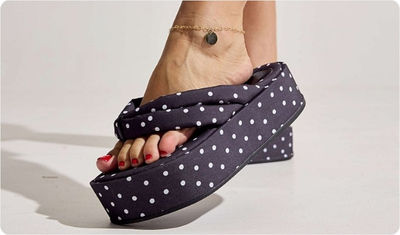 Chinelo Flatform Tiras Puffer Poá Sakura Preto e Branco