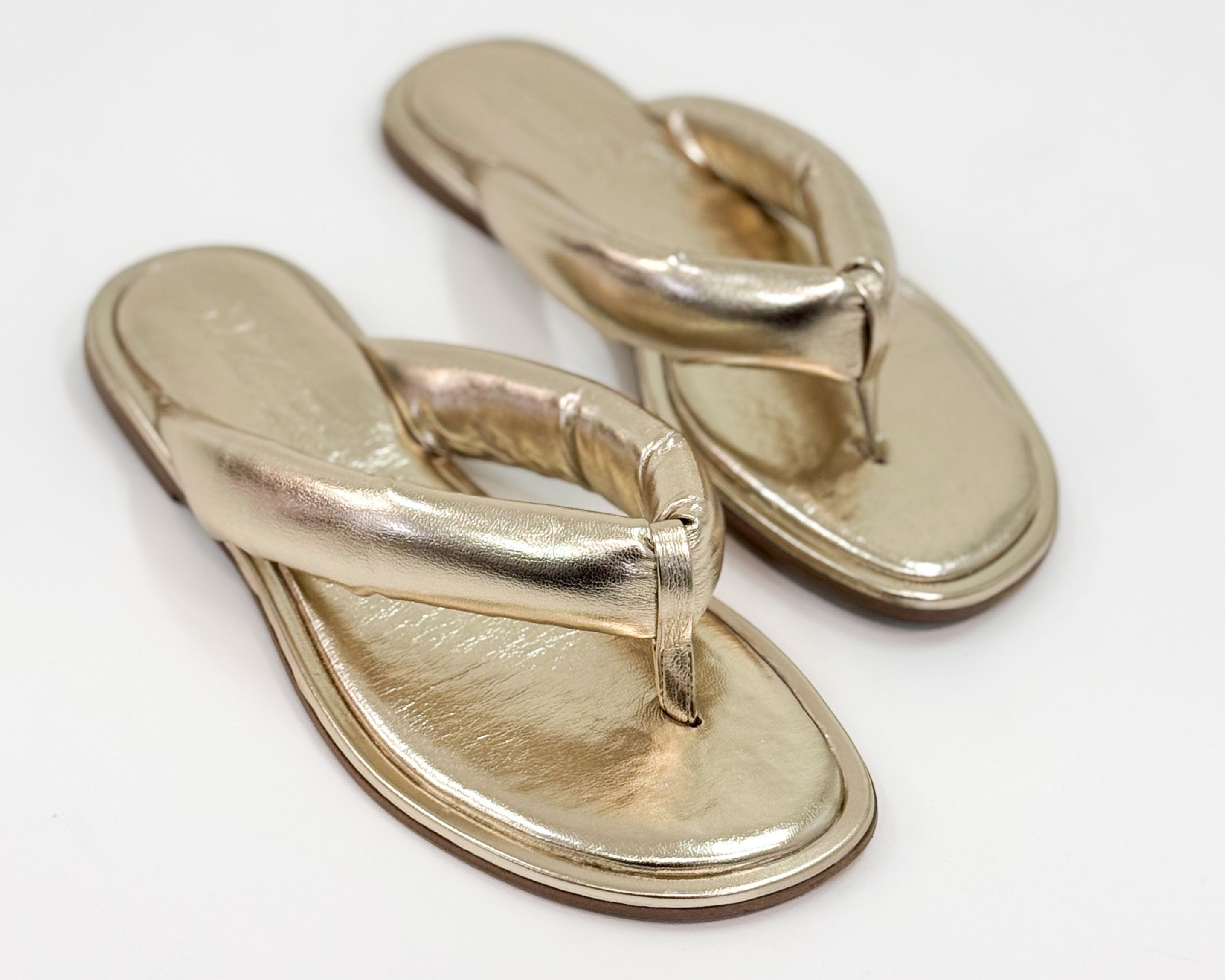 Chinelo Clari Ouro