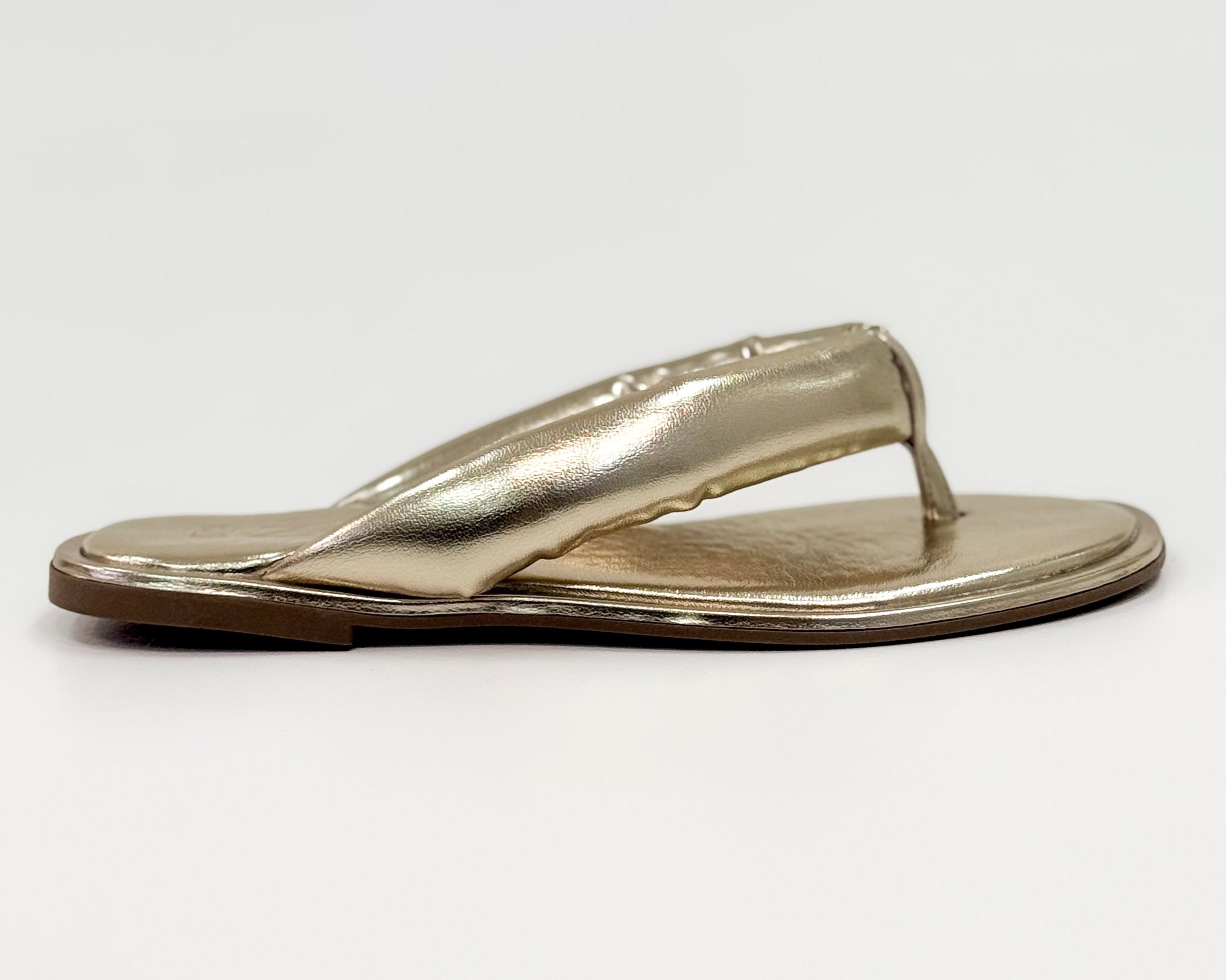 Chinelo Clari Ouro