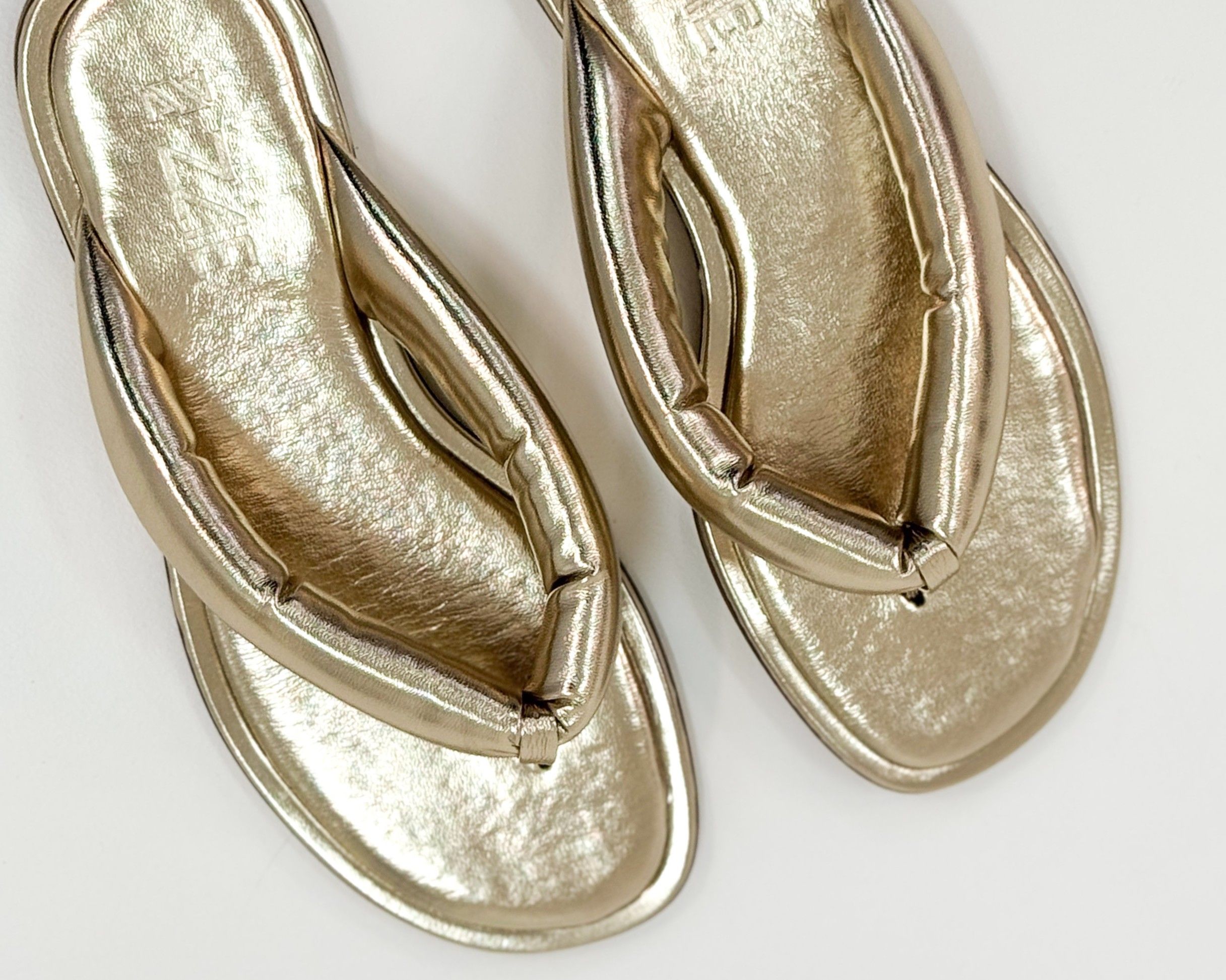 Chinelo Clari Ouro