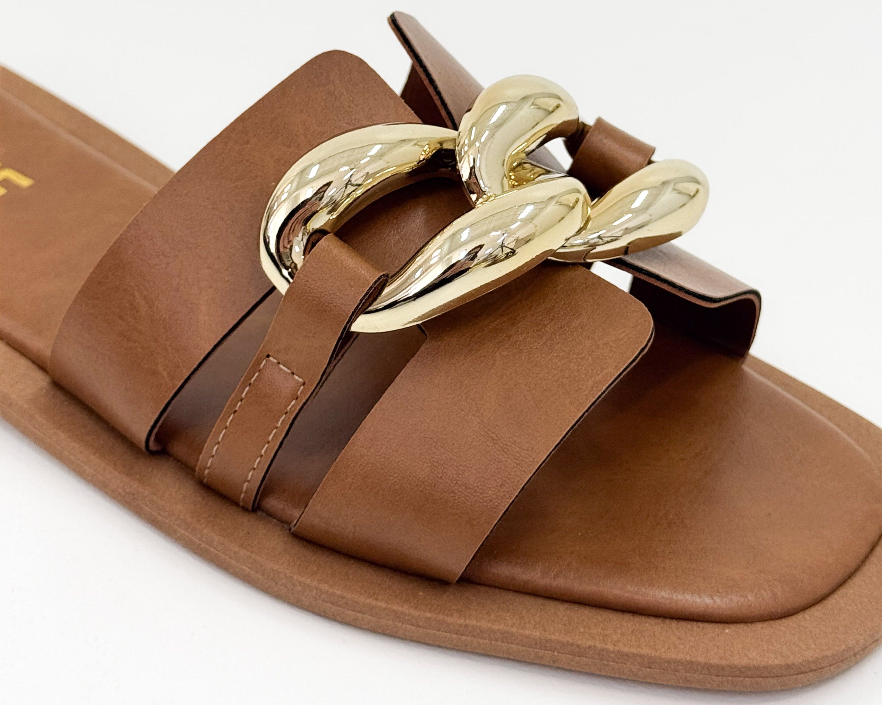 Chinelo Clau Canela