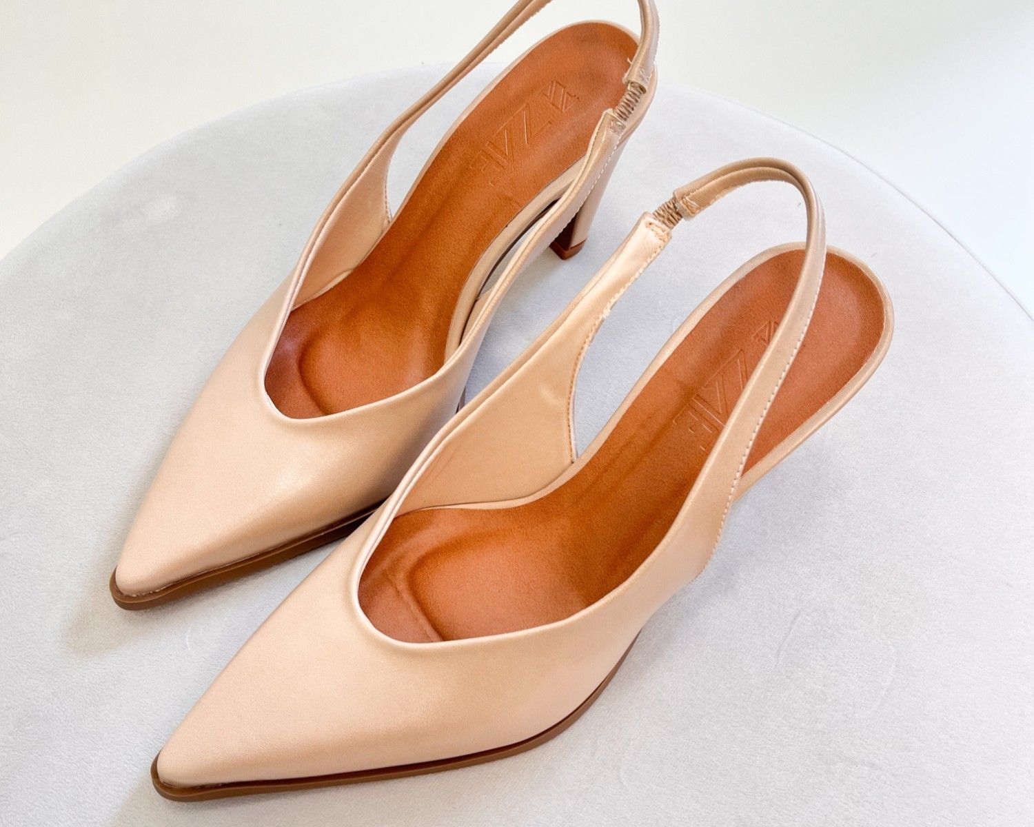 Scarpin Slingback Demi Amêndoa