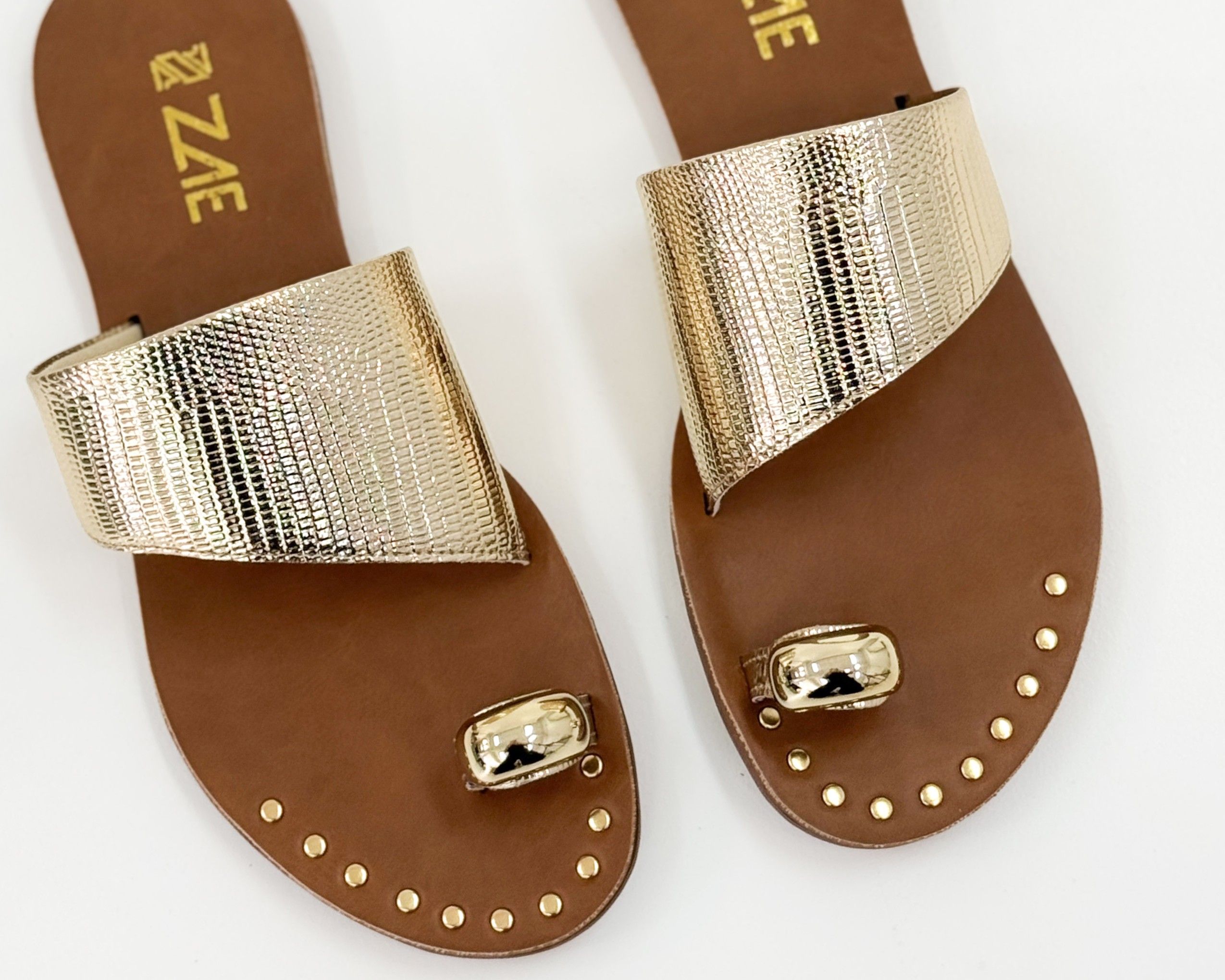 Chinelo Riti Ouro Light