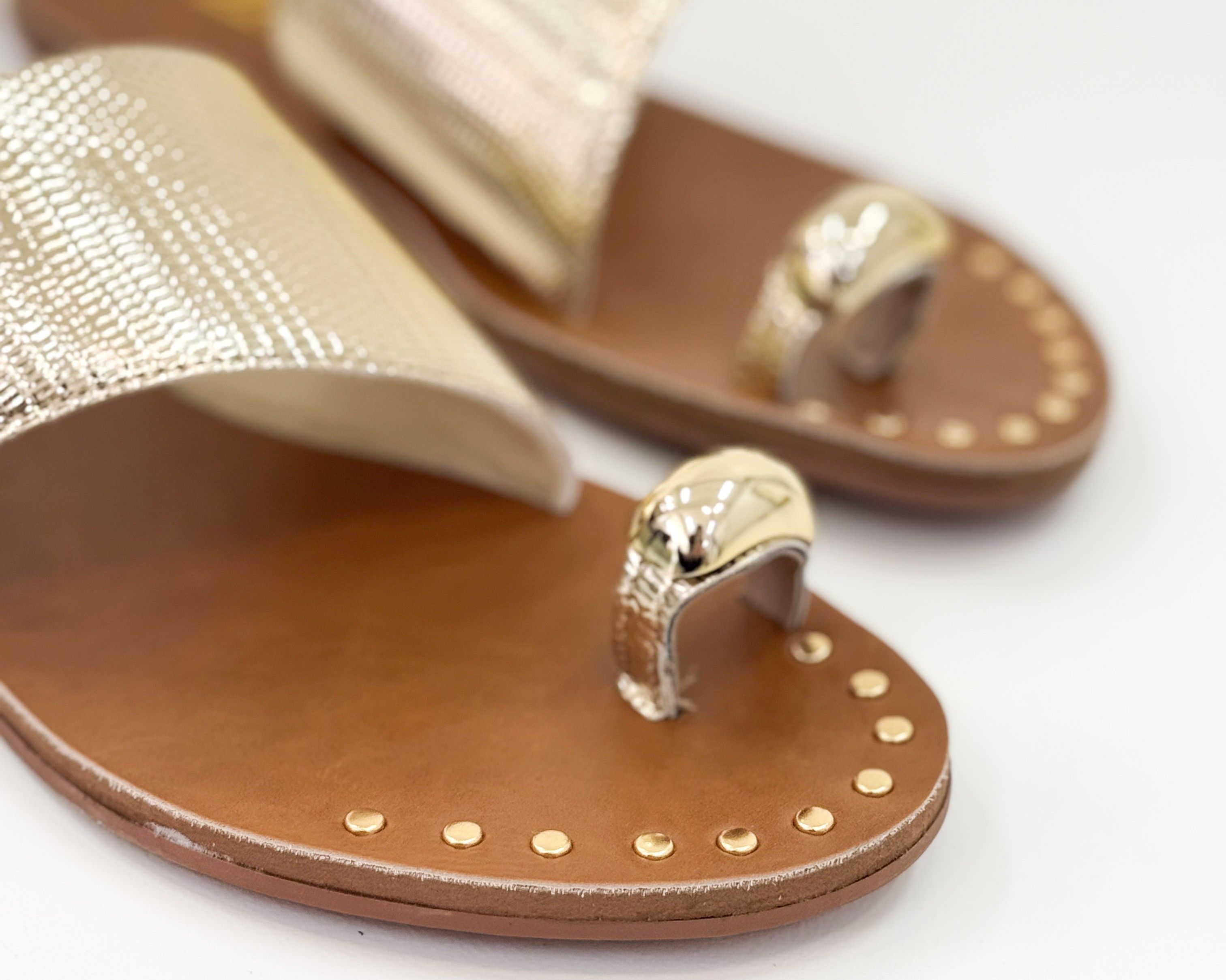 Chinelo Riti Ouro Light