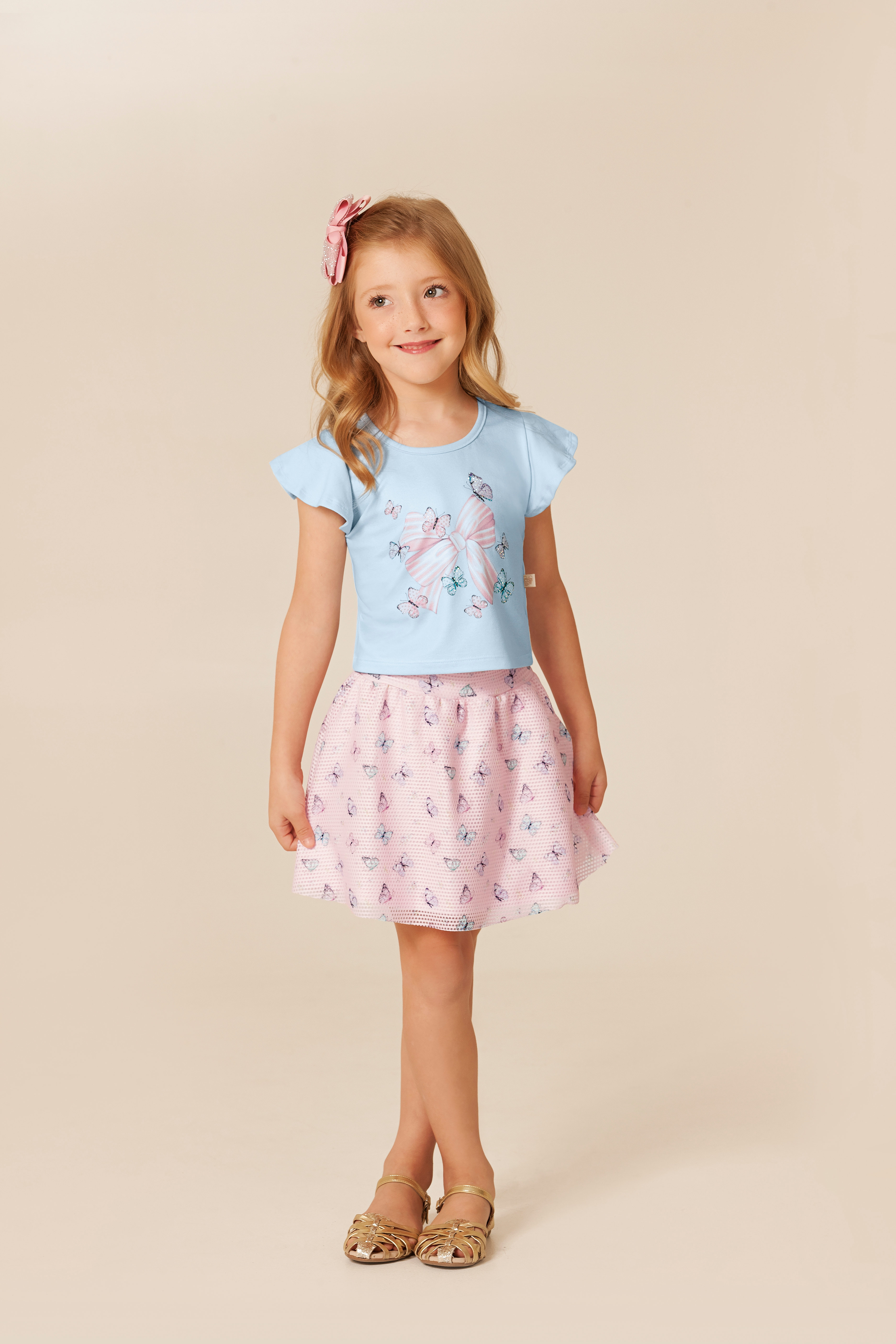 Menina usando cropped infantil e saia