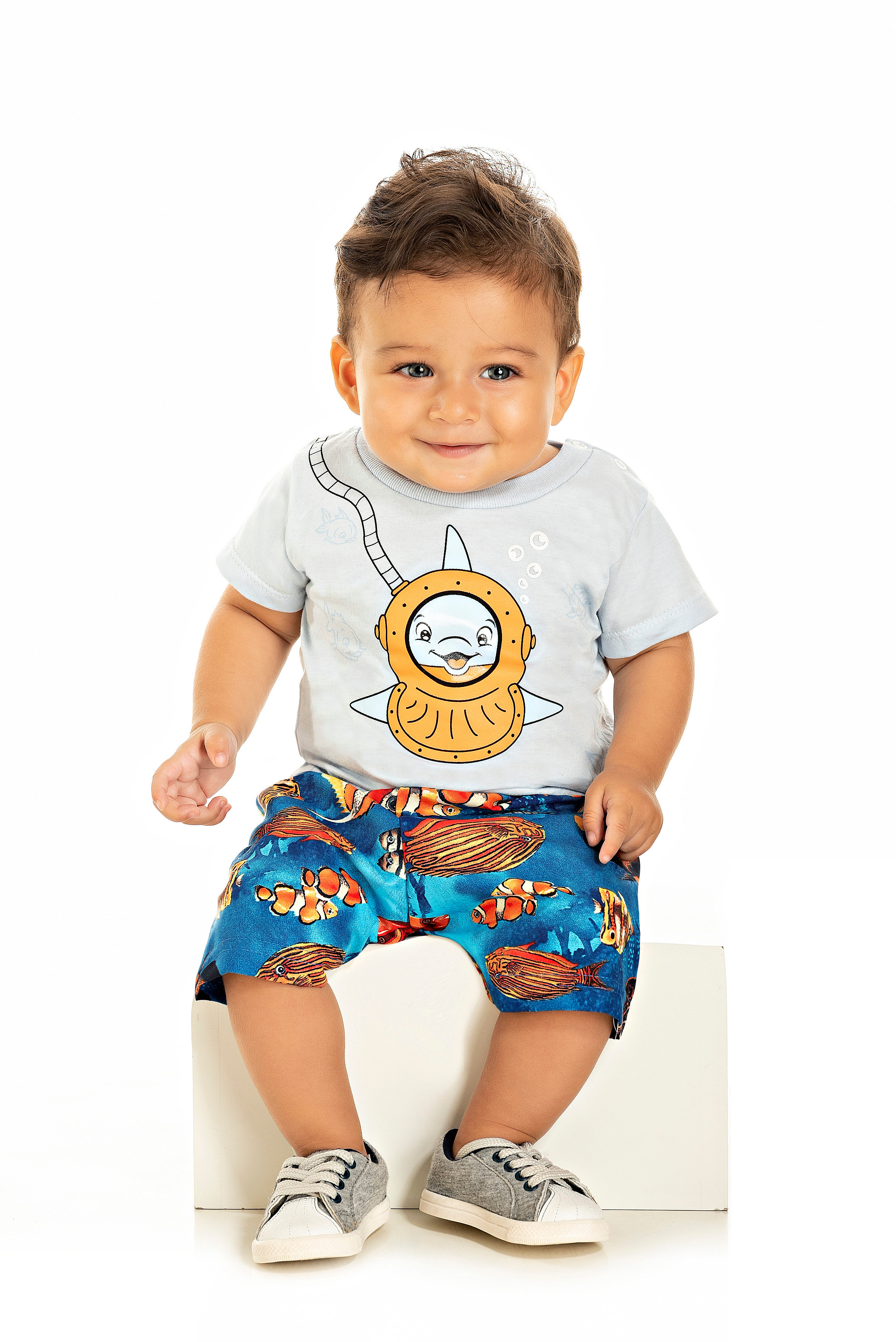 Bebê vestindo camiseta e bermuda