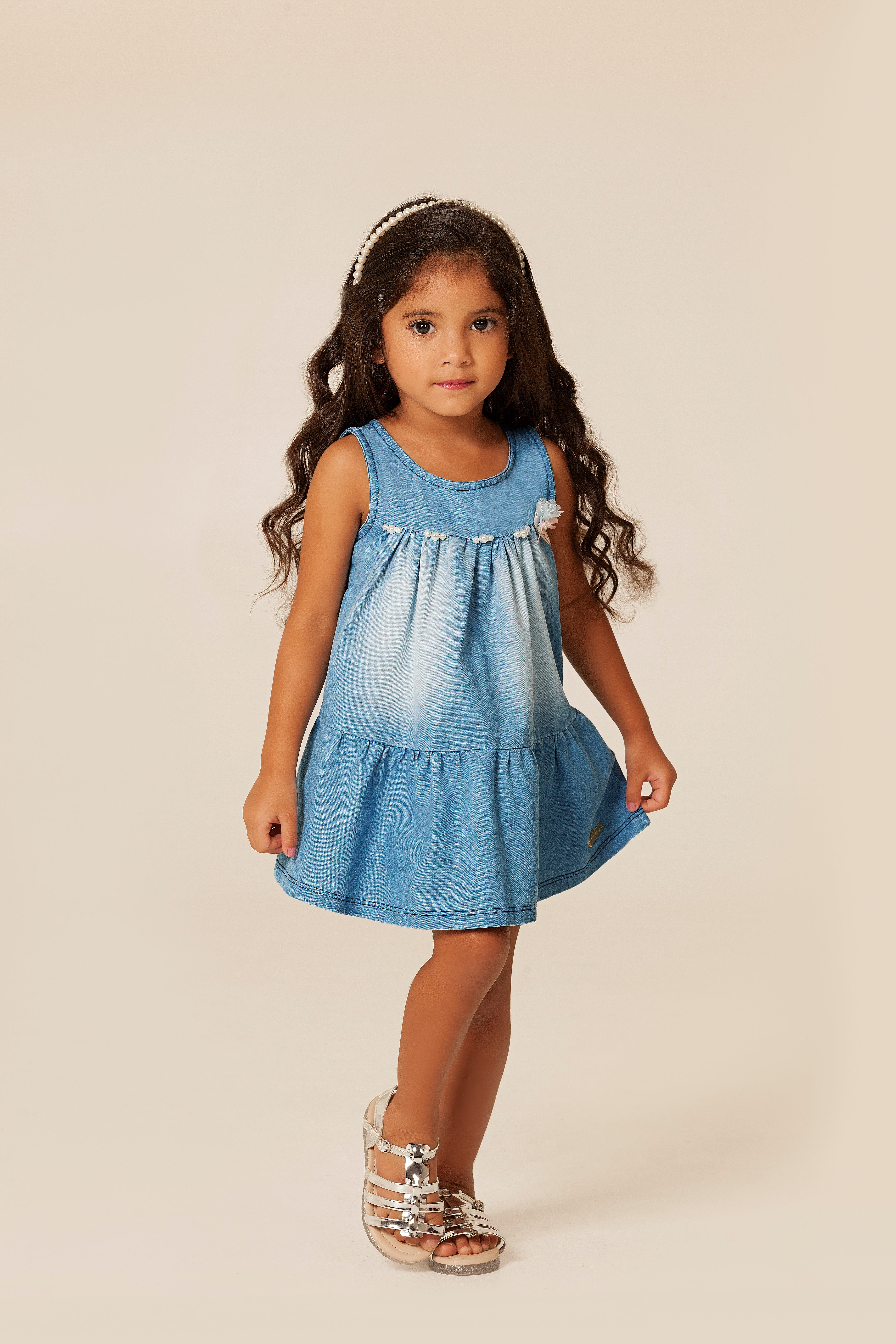 Menina com vestido e apliques