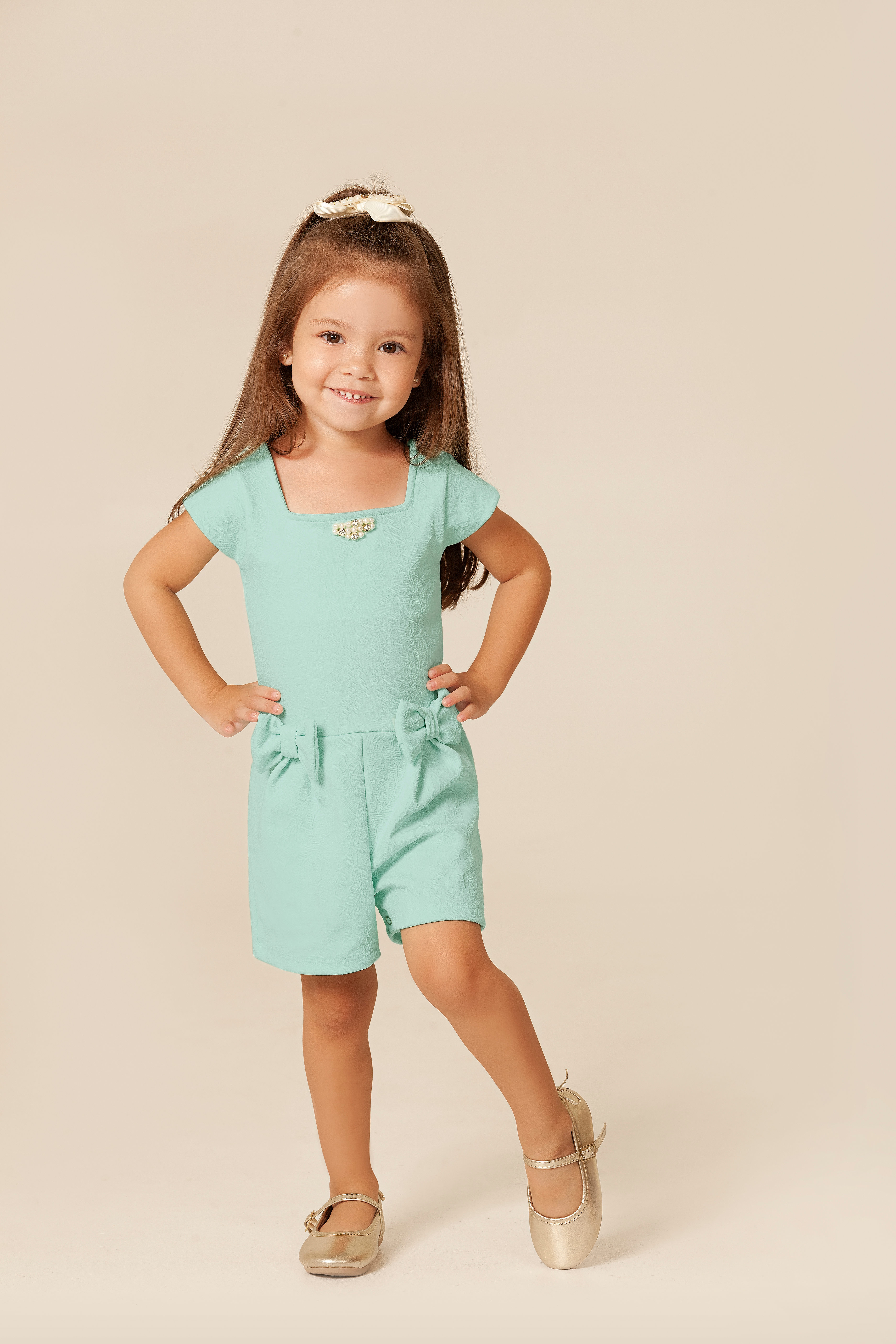 Criança com roupa infantil com apliques