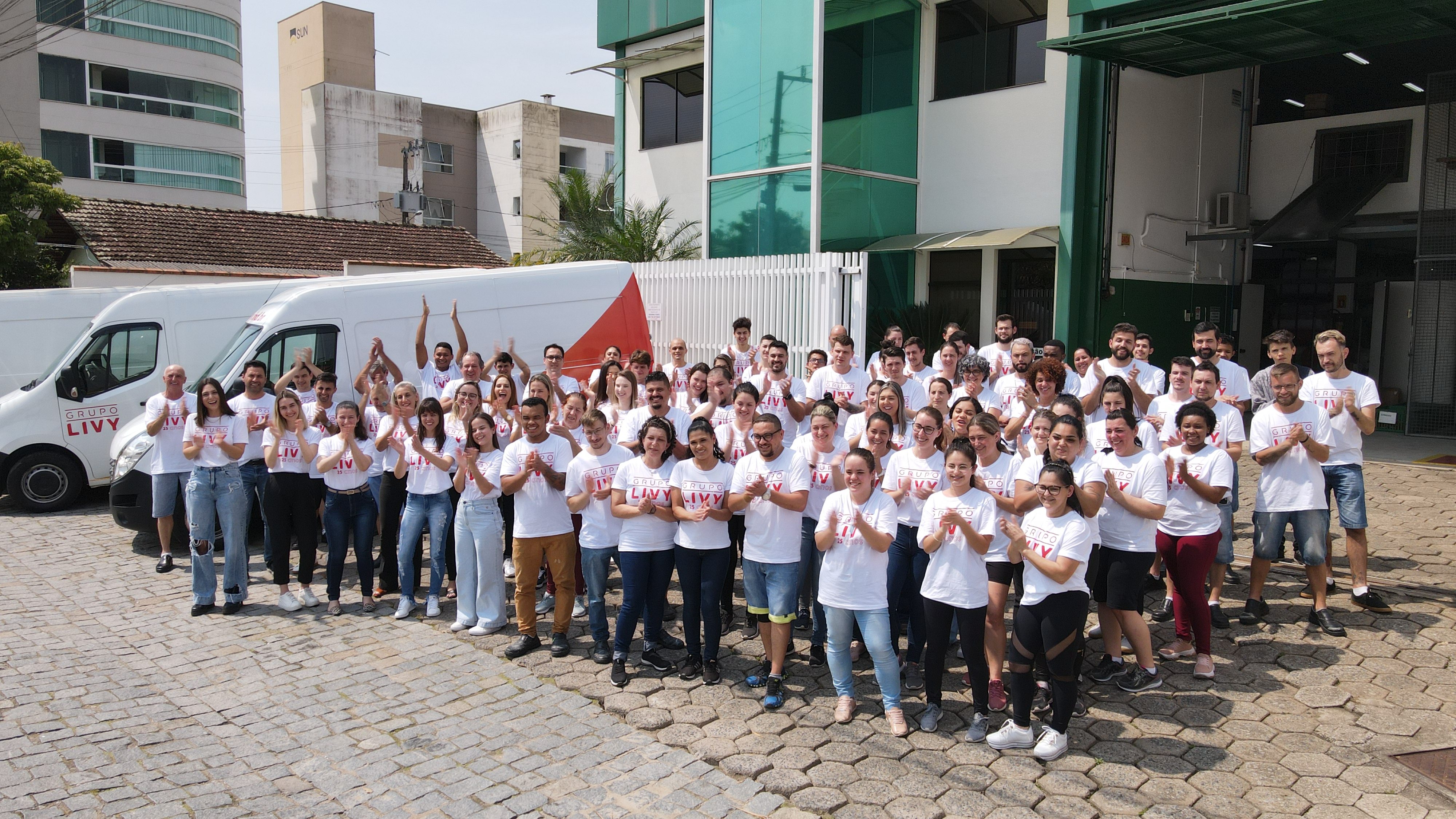 Colaboradores comemorando os 25 anos de Grupo Livy!