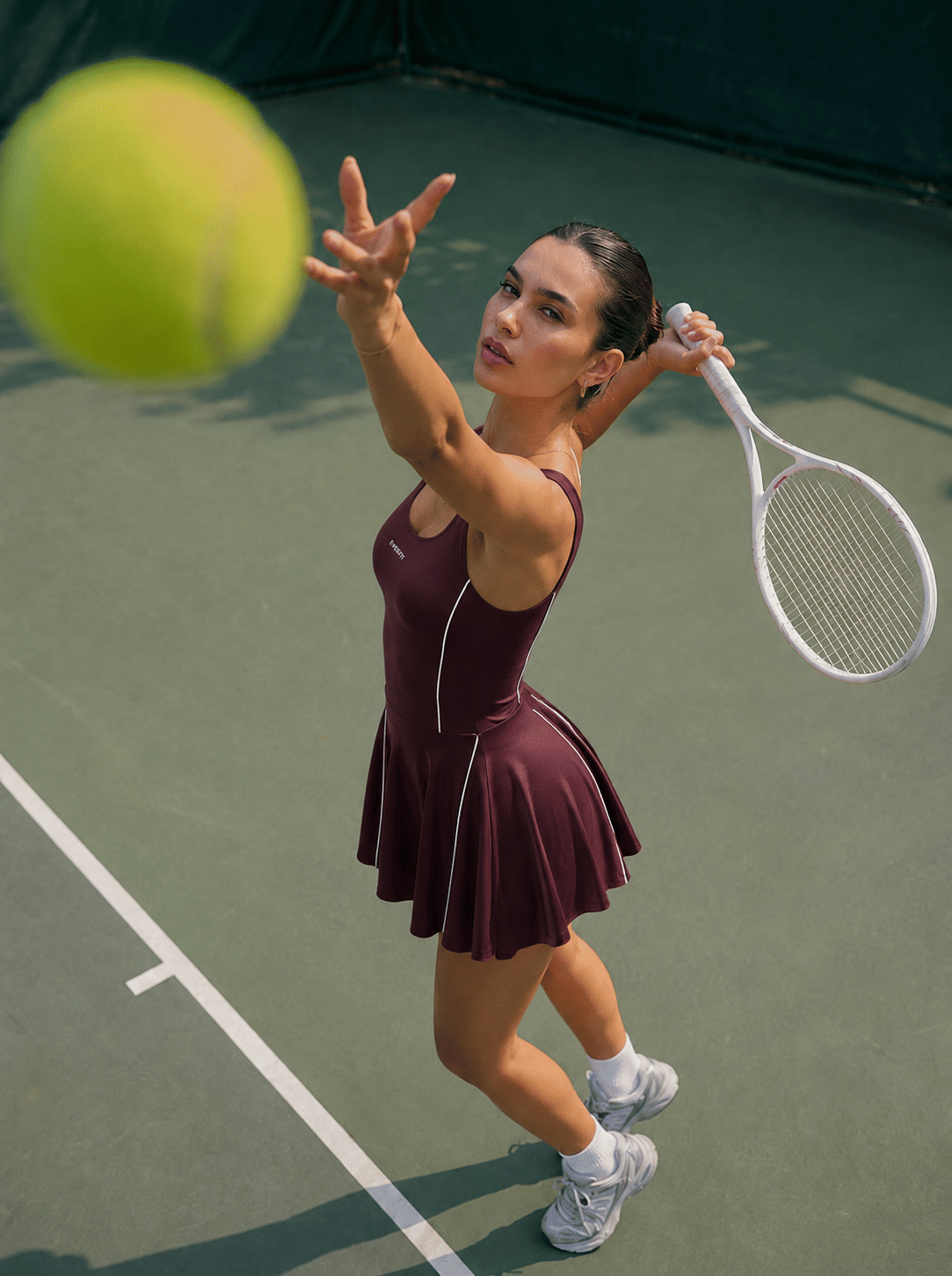 Mulher jogando padel com look Everfit