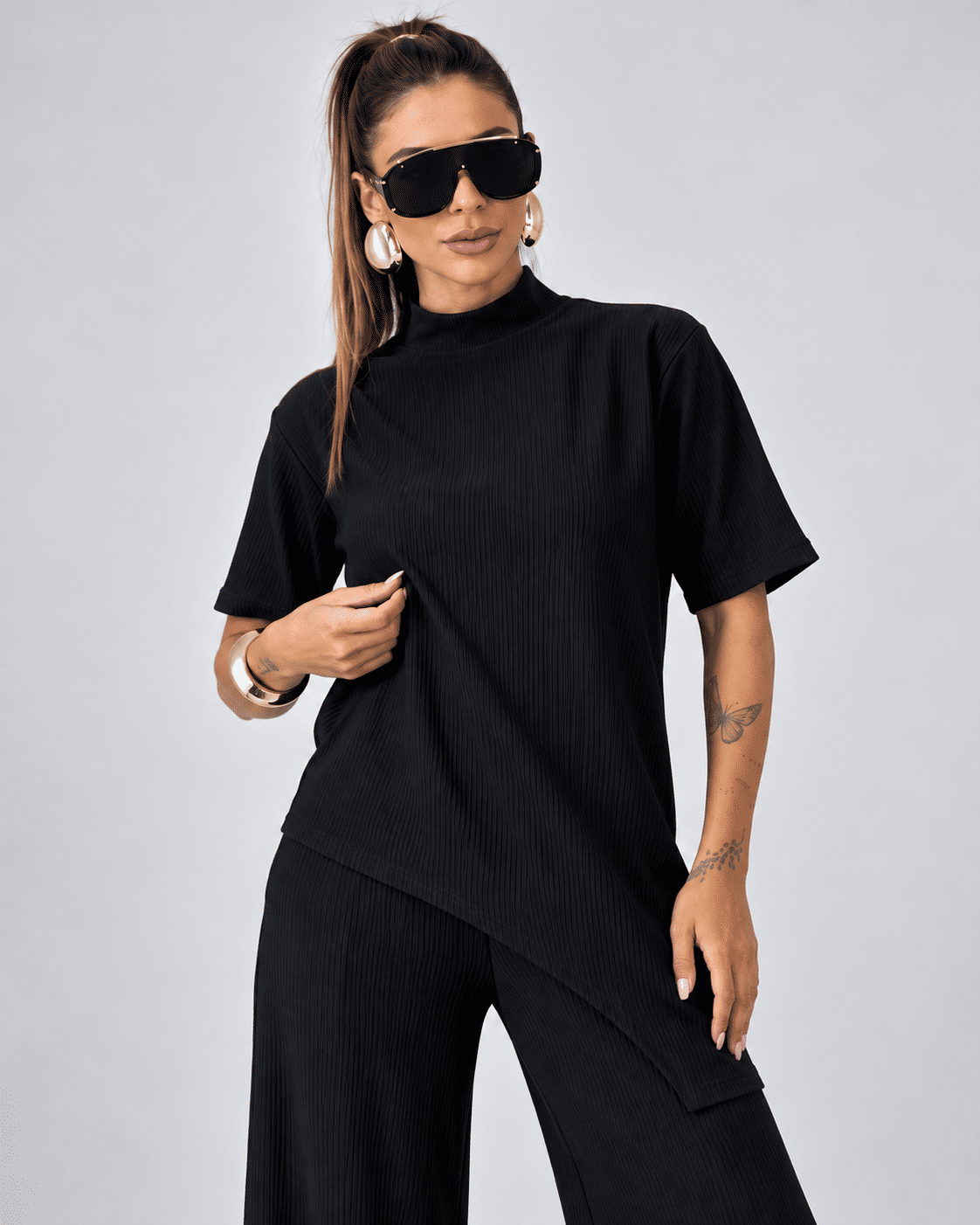 Detalhe da blusa assimétrica do Conjunto Carolla