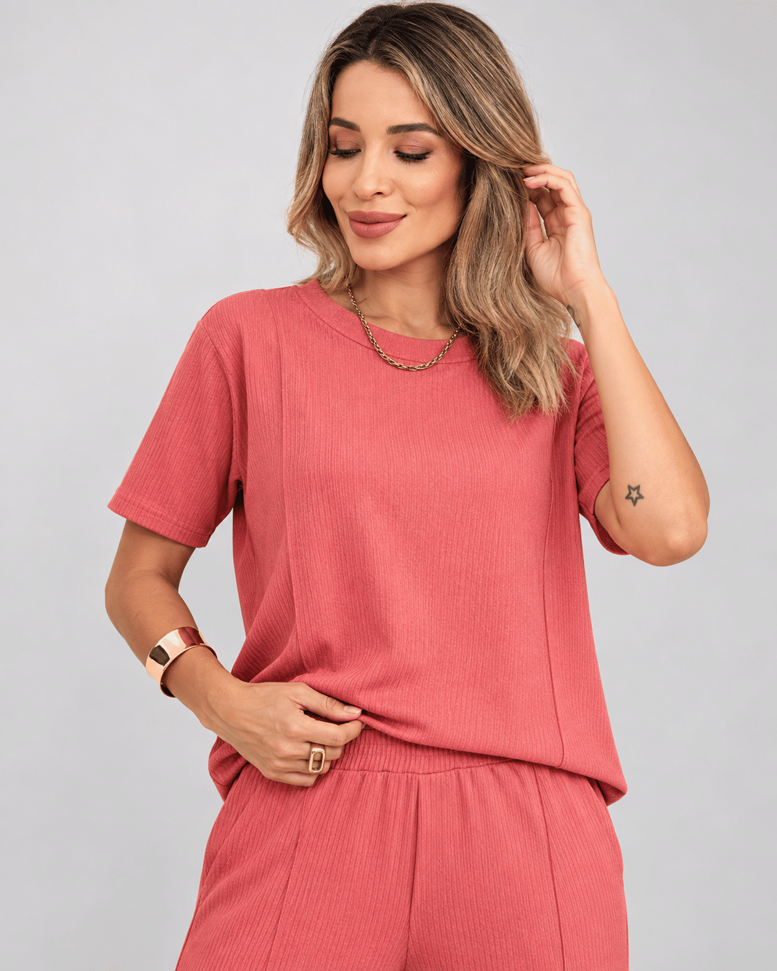 Detalhe da blusa com friso frontal do Conjunto Amanda