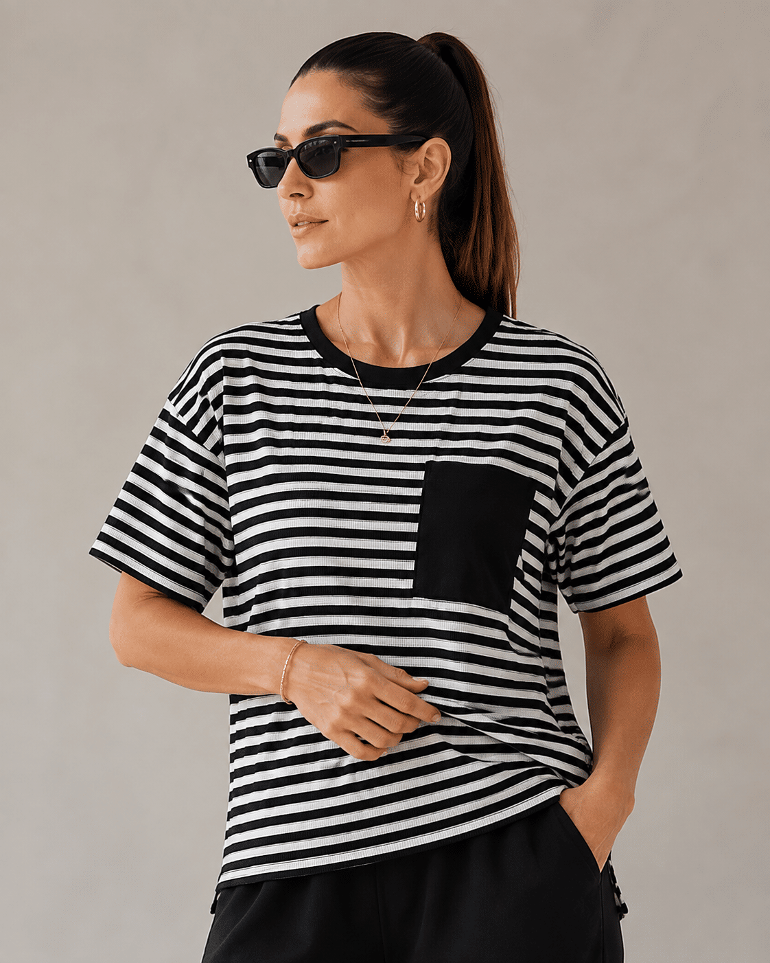 Detalhes superiores da T-Shirt Maria Flor listrada