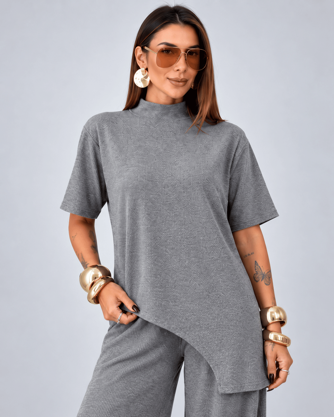Detalhe da blusa assimétrica do Conjunto Carolla