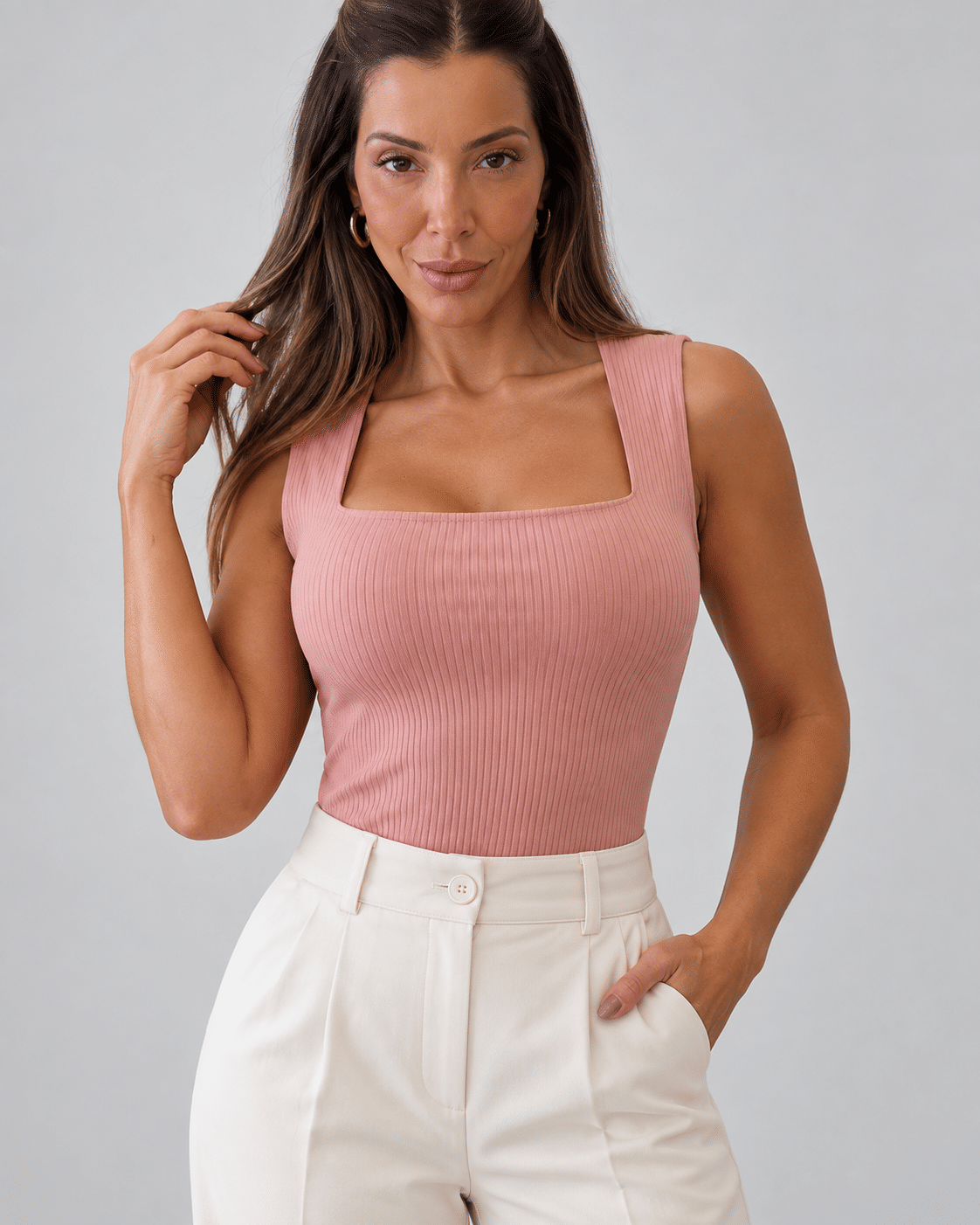 Decote quadrado e alças largas da Blusa Antonella