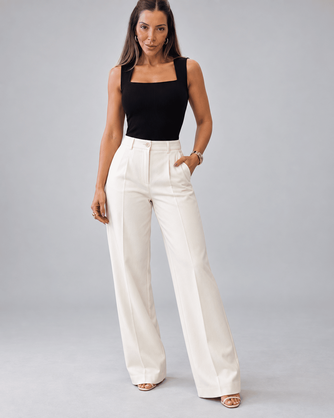 Blusa Antonella Canelada com Decote Quadrado - corpo inteiro