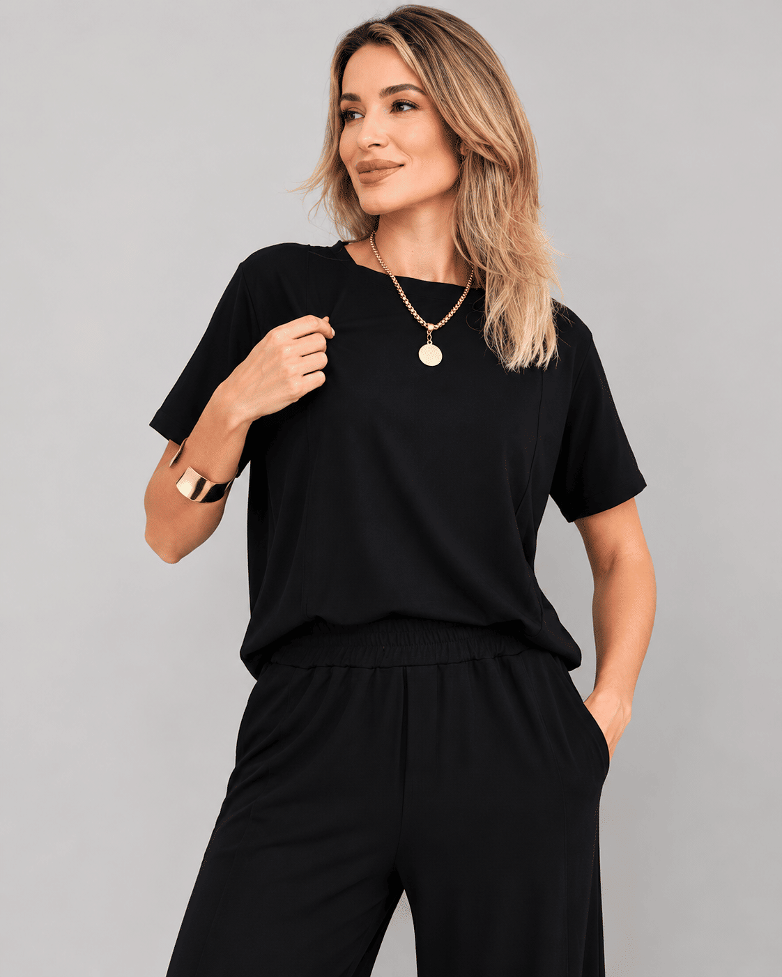 Detalhe da blusa com friso frontal do Conjunto Amanda
