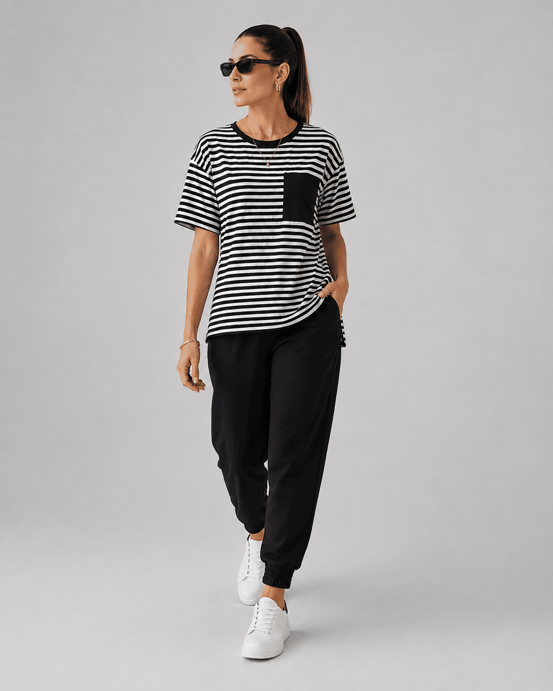 T-Shirt Feminina Oversized Listrada Maria Flor Preto e Off White - corpo inteiro