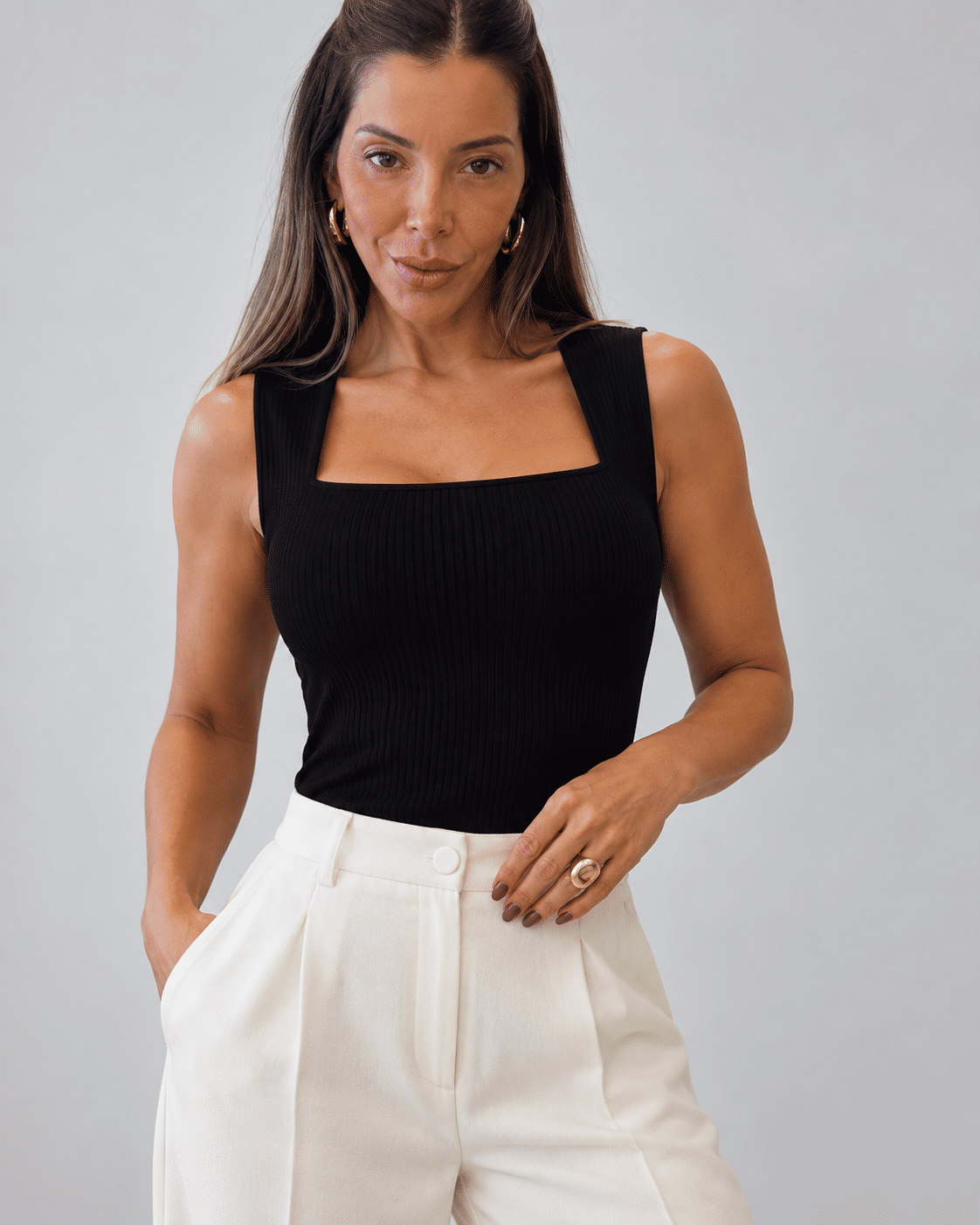 Decote quadrado e alças largas da Blusa Antonella