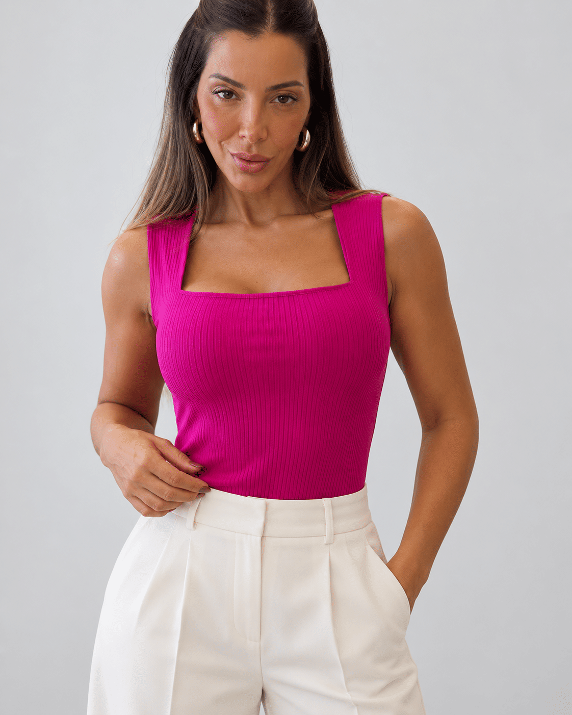 Decote quadrado e alças largas da Blusa Antonella