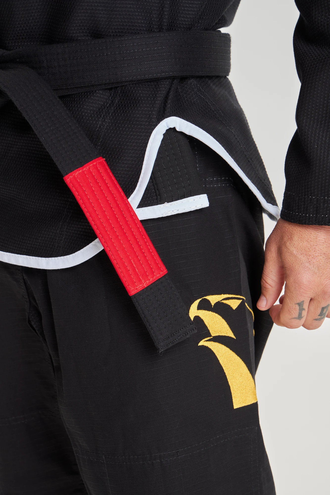 Close das etiquetas e acabamento do kimono Alliance